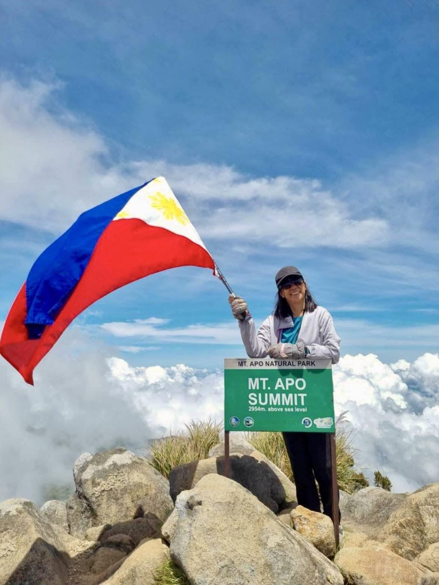 Isang 57-year-old na student, hawak ang watawat sa Mt. Apo summit