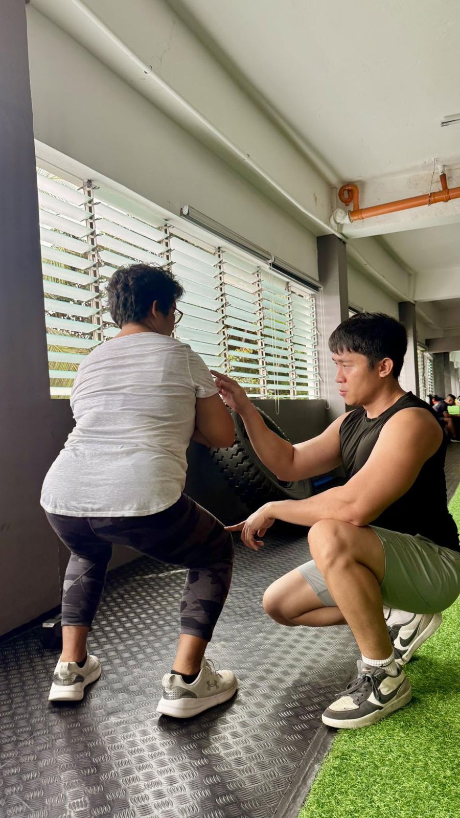 Si Coach Niño, ginagabayan ang biyenan niya sa squat sa gym